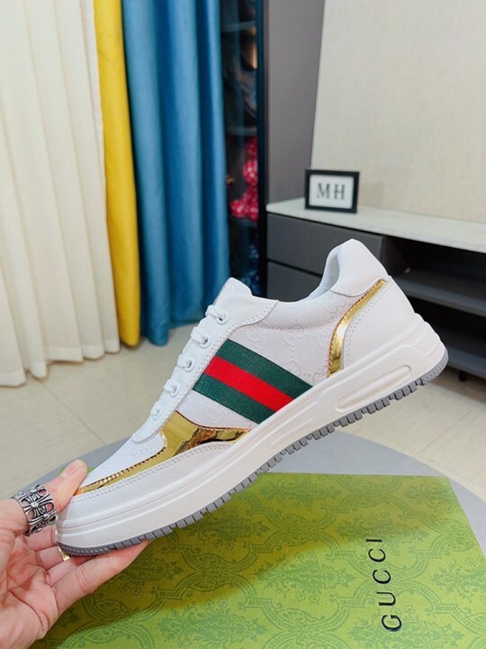Zapatillas Gucci con relieve GG