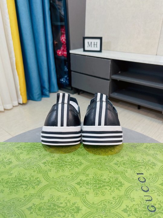 Zapatillas negras con correa de velcro