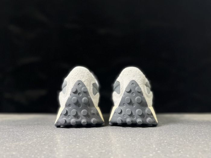 New Balance 327