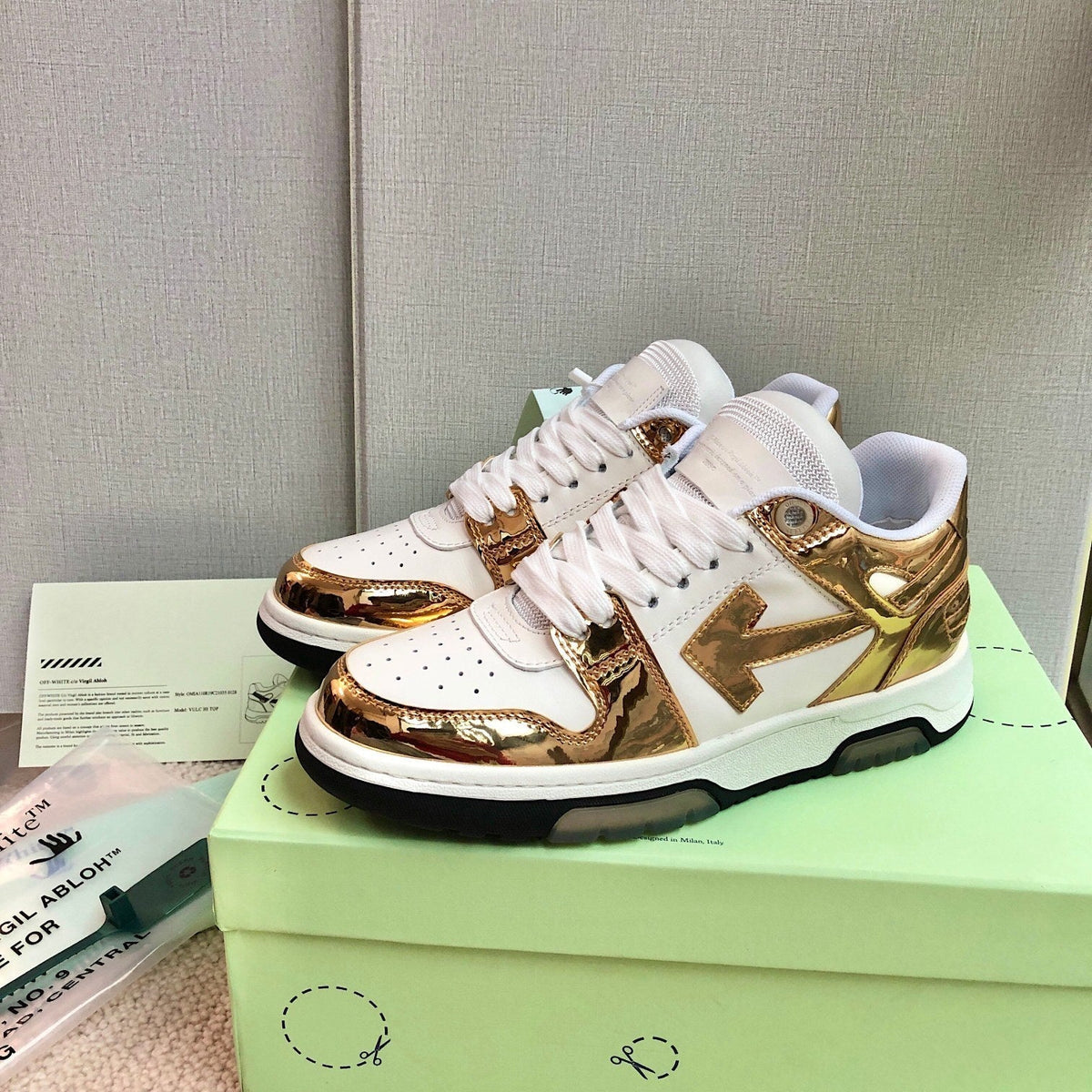 OFF-White Out of office