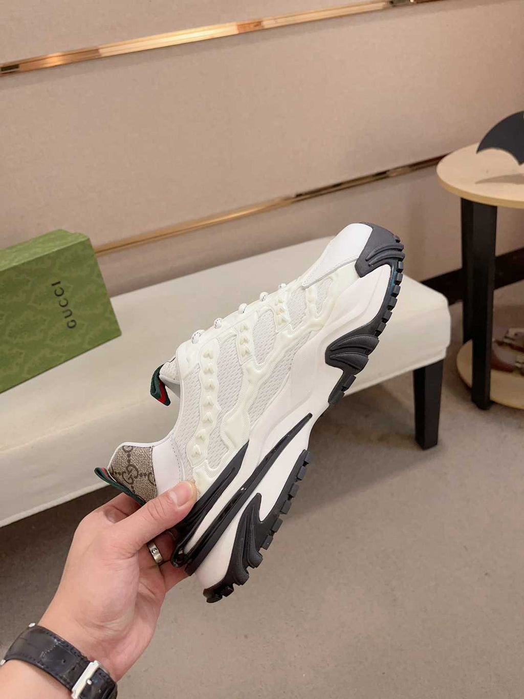Zapatillas Gucci de correa blanca