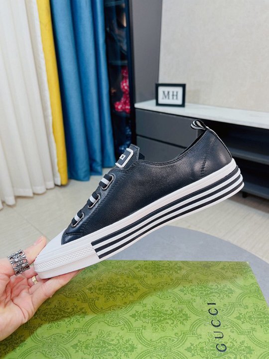 Zapatillas negras con correa de velcro