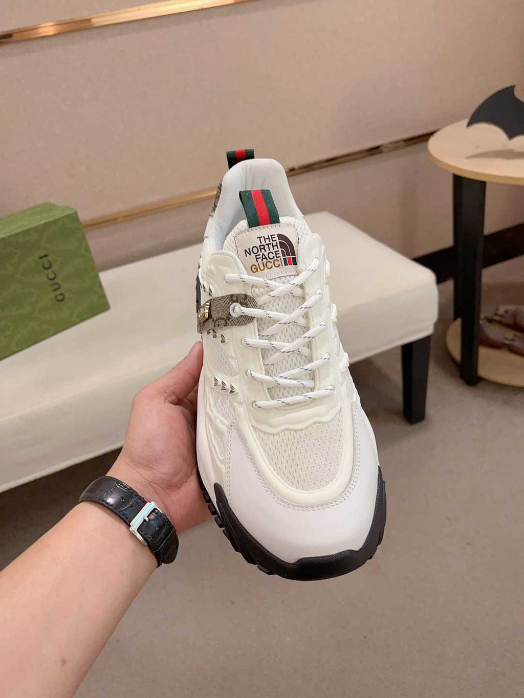 Zapatillas Gucci de correa blanca