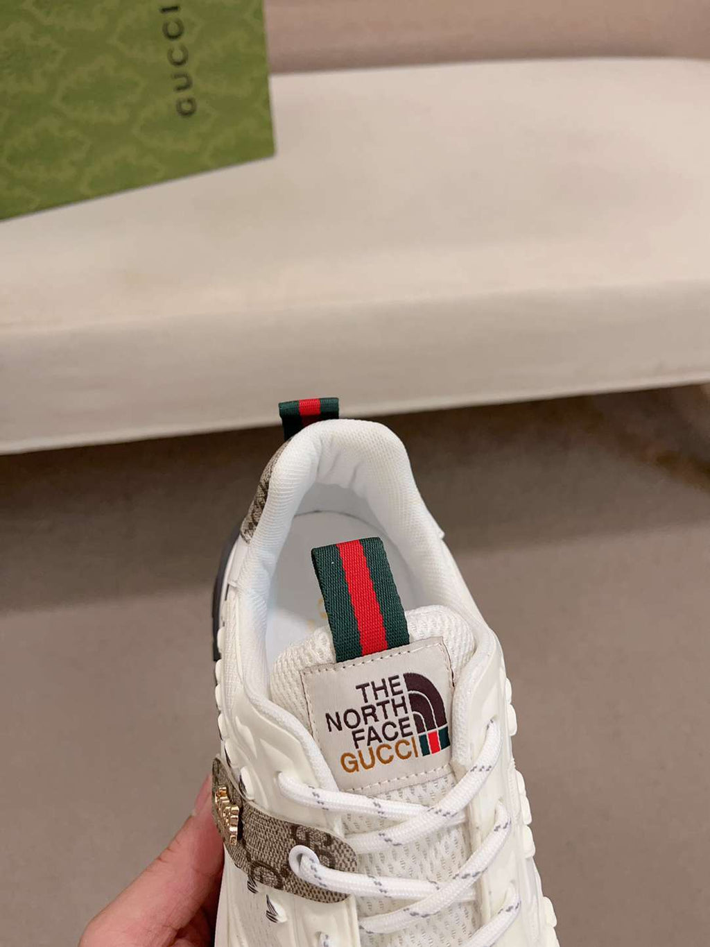 Zapatillas Gucci de correa blanca