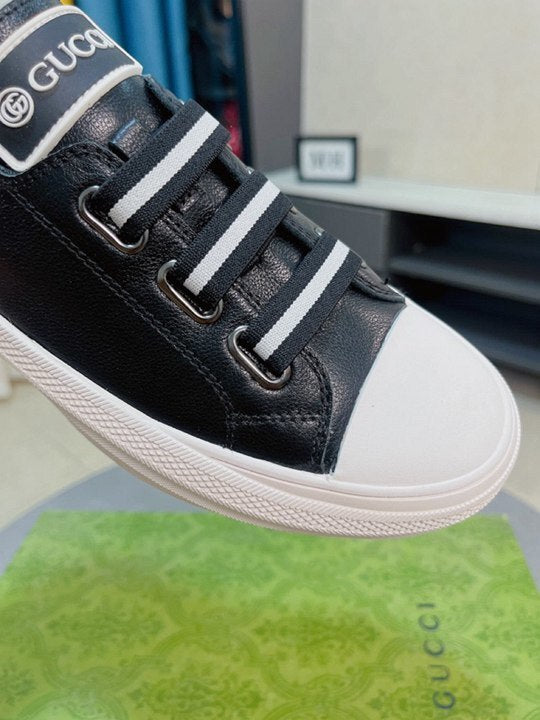 Zapatillas negras con correa de velcro
