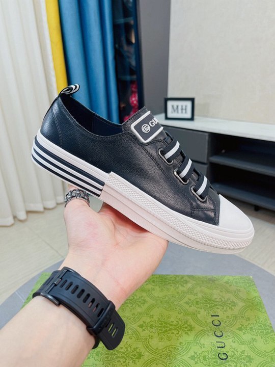 Zapatillas negras con correa de velcro
