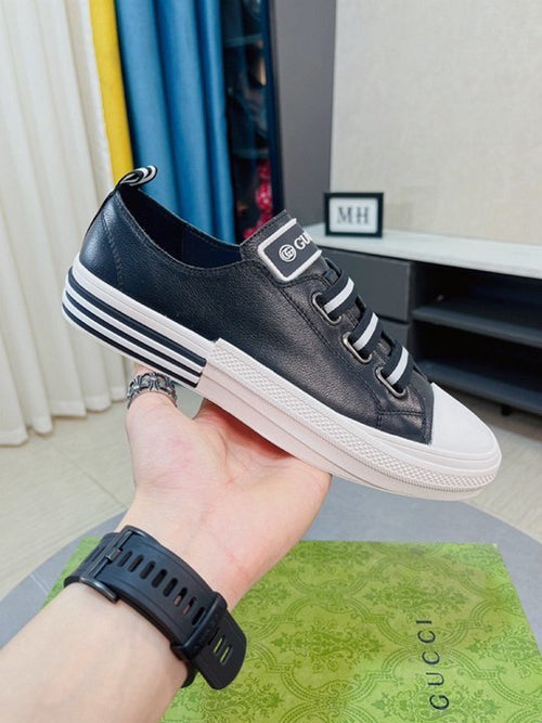 Zapatillas negras con correa de velcro