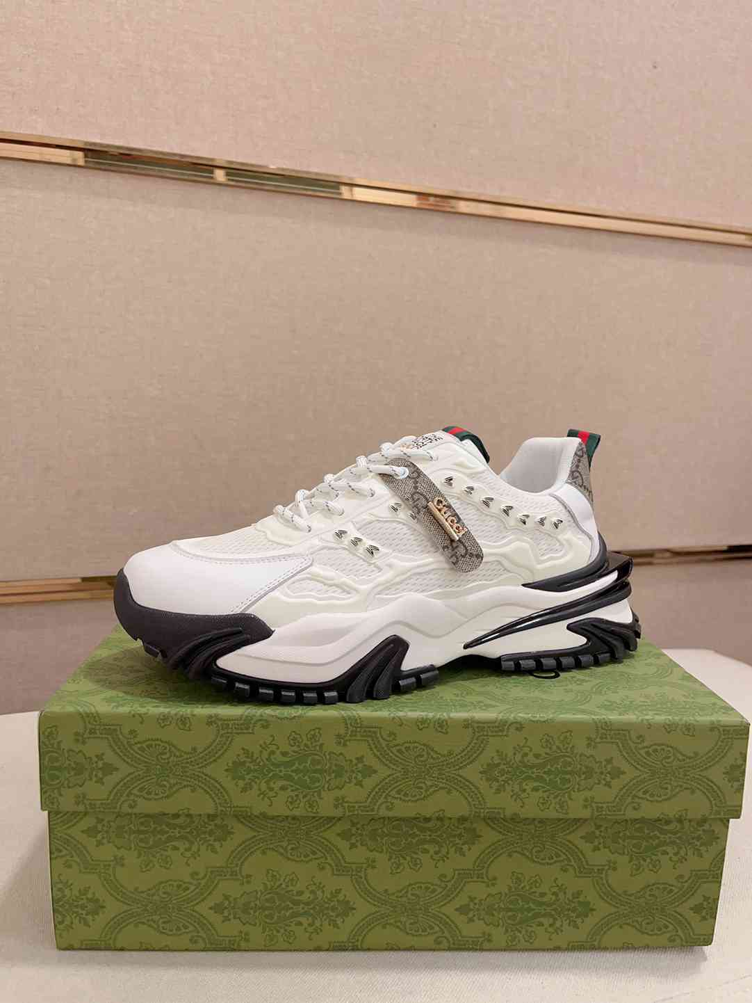 Zapatillas Gucci de correa blanca