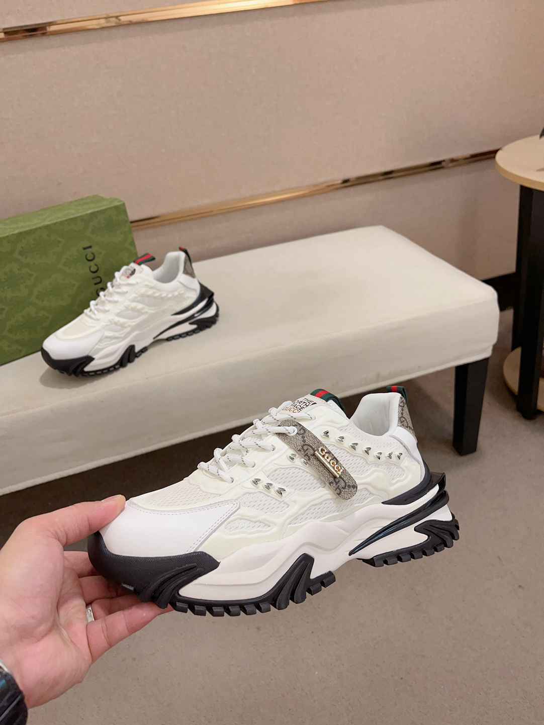 Zapatillas Gucci de correa blanca