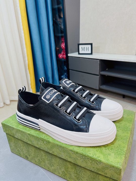 Zapatillas negras con correa de velcro