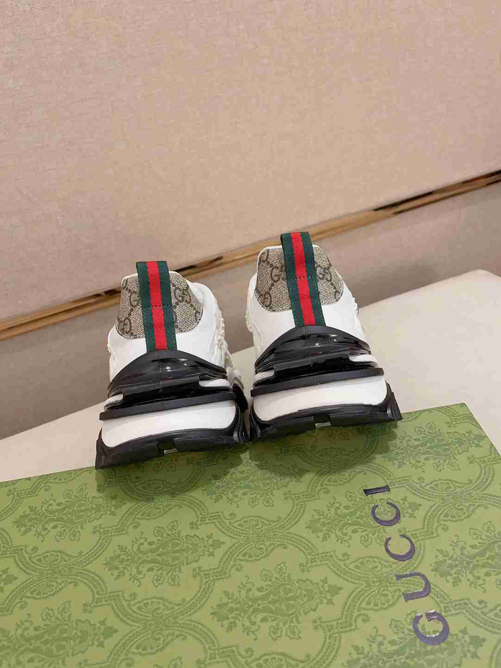 Zapatillas Gucci de correa blanca