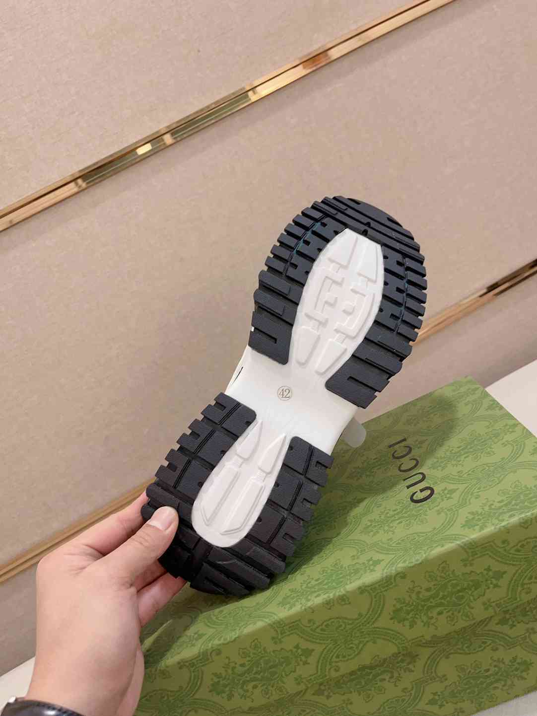 Zapatillas Gucci de correa blanca