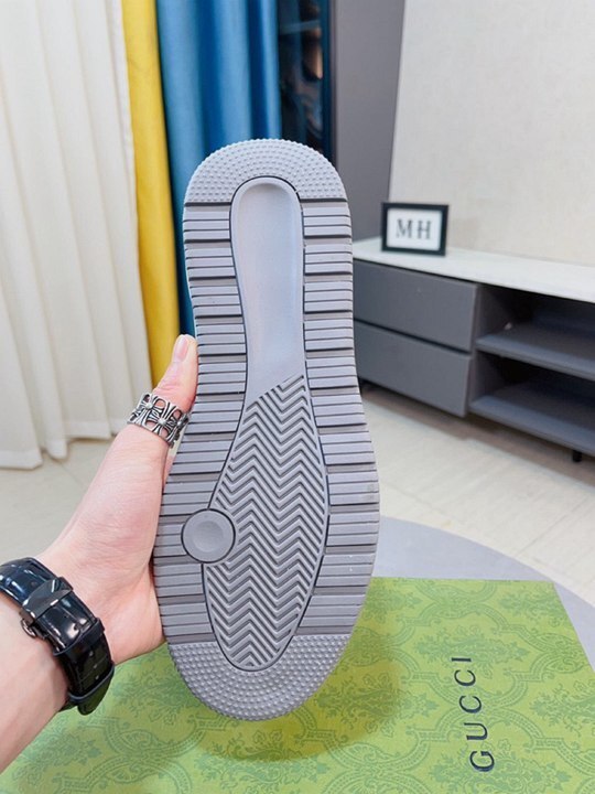 Zapatillas Gucci con relieve GG
