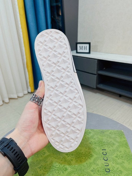 Zapatillas negras con correa de velcro