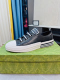 Zapatillas negras con correa de velcro