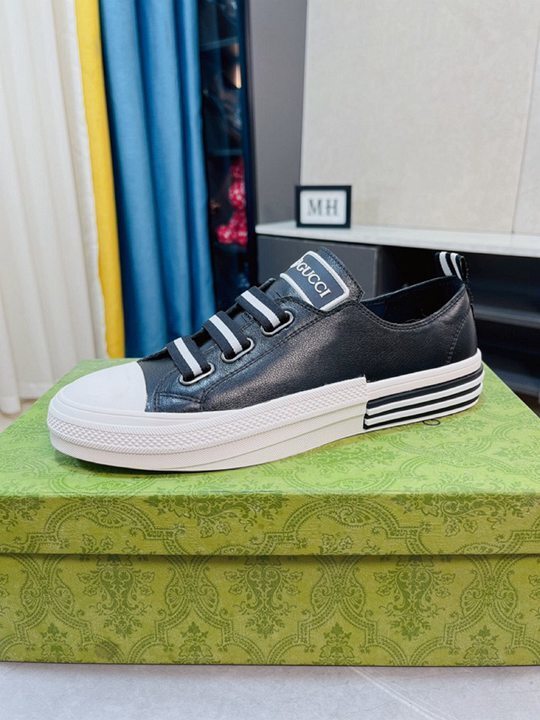 Zapatillas negras con correa de velcro
