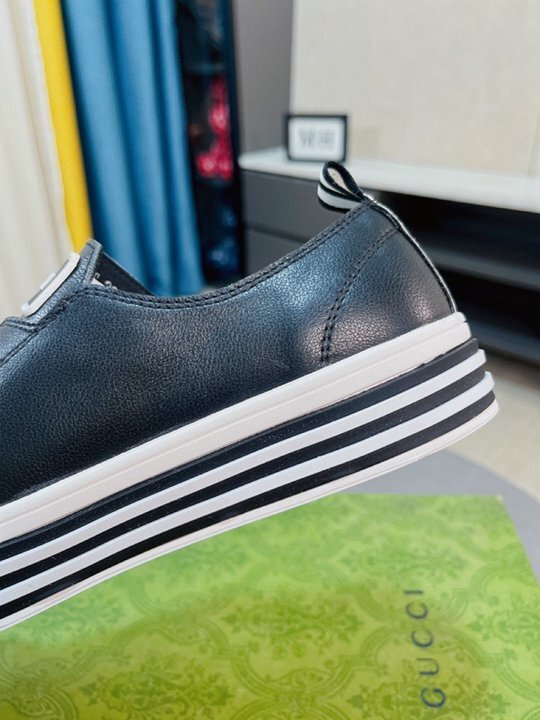 Zapatillas negras con correa de velcro