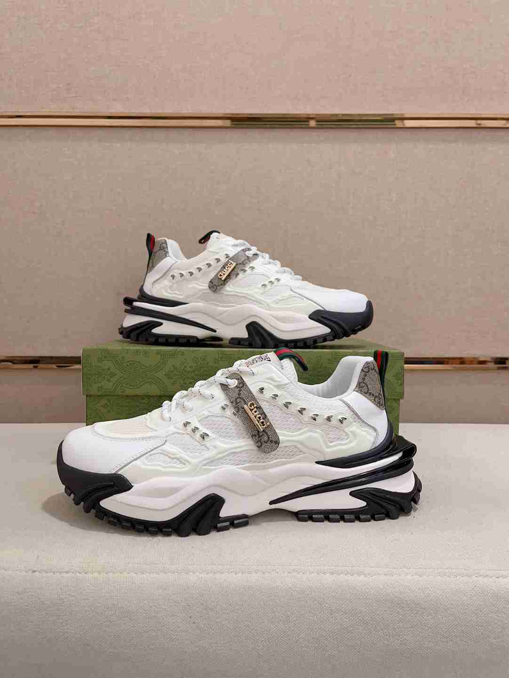 Zapatillas Gucci de correa blanca